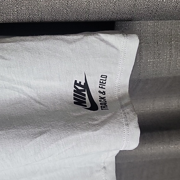 Nike Mens Large Track and Field Grey Cityscape Skyline Tshirt - Picture 3 of 6